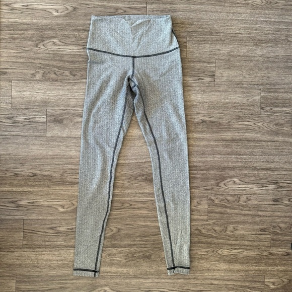 Lululemon heather gray patterned leggings - size 6 - Picture 3 of 5